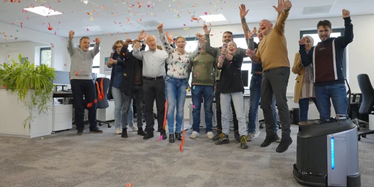 Team van Groveko viert samen een mijlpaal op kantoor